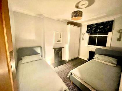 Shepherds Bush Holiday home - image 11