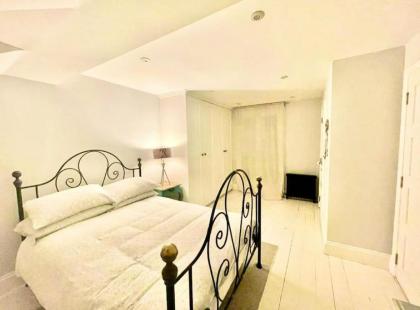 Shepherds Bush Holiday home - image 7