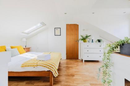 Bright Studio with Balcony Close to Swiss Cottage Tube