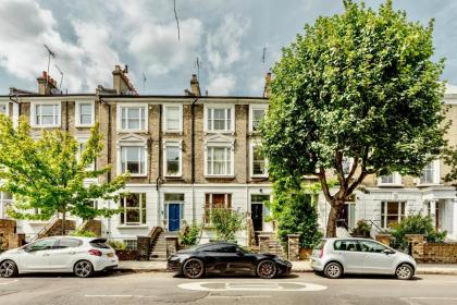 Bright Studio with Balcony Close to Swiss Cottage Tube - image 10