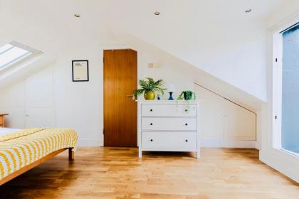 Bright Studio with Balcony Close to Swiss Cottage Tube - image 11