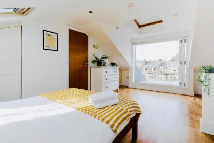 Bright Studio with Balcony Close to Swiss Cottage Tube - image 12