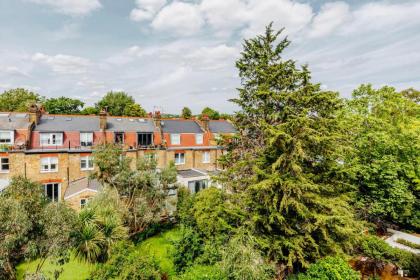 Bright Studio with Balcony Close to Swiss Cottage Tube - image 13