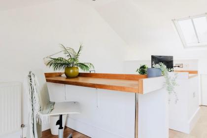 Bright Studio with Balcony Close to Swiss Cottage Tube - image 2
