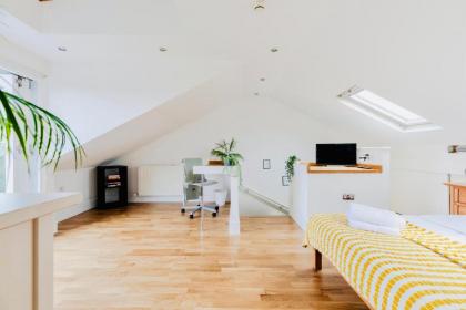Bright Studio with Balcony Close to Swiss Cottage Tube - image 3