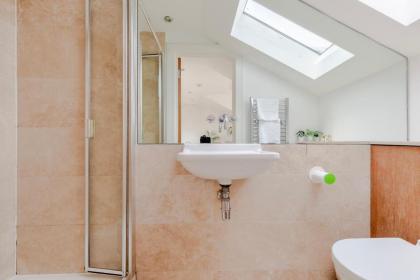Bright Studio with Balcony Close to Swiss Cottage Tube - image 4