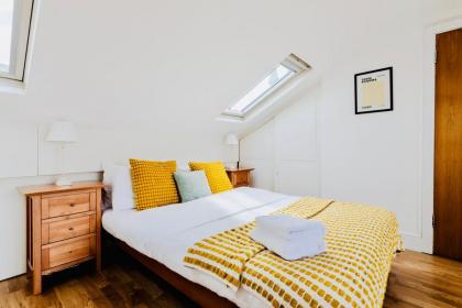 Bright Studio with Balcony Close to Swiss Cottage Tube - image 5