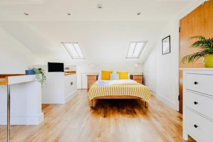 Bright Studio with Balcony Close to Swiss Cottage Tube - image 6