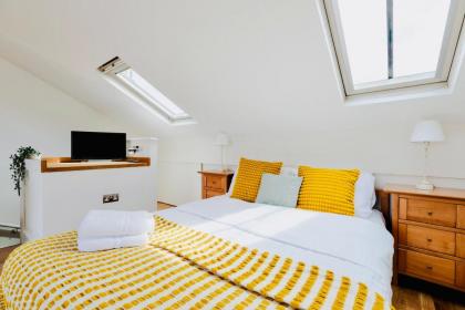 Bright Studio with Balcony Close to Swiss Cottage Tube - image 9