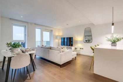 Chic 2-Bedroom Flat with Balcony in the Heart of London Steps from Westfield
