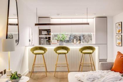 Chic 2-Bedroom Flat with Balcony in the Heart of London Steps from Westfield - image 3