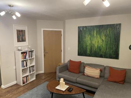 Charming 2-Bed Apartment in Bow London - image 8