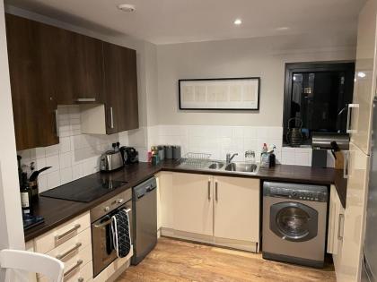 Charming 2-Bed Apartment in Bow London - image 9