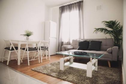 3 bed flat with balcony central