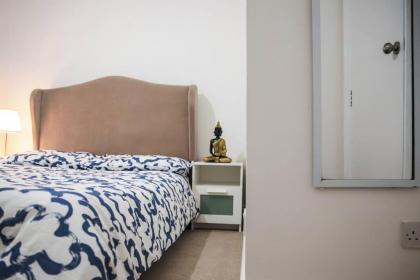 3 bed flat with balcony central - image 10