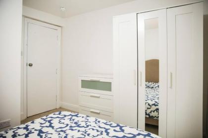 3 bed flat with balcony central - image 12