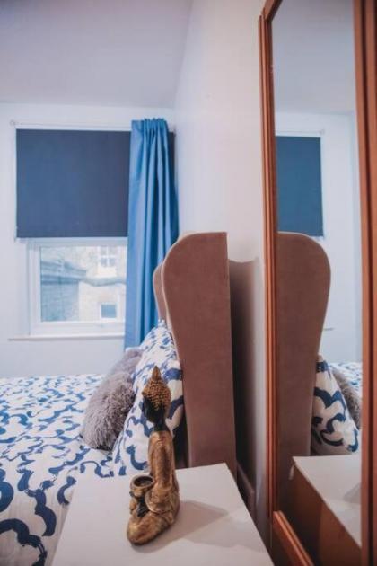3 bed flat with balcony central - image 17