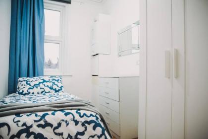 3 bed flat with balcony central - image 19