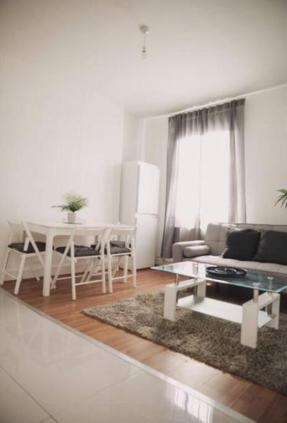 3 bed flat with balcony central - image 20