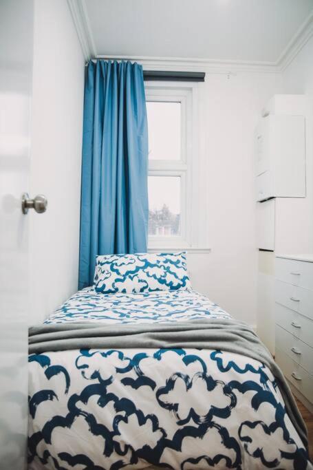 3 bed flat with balcony central - image 7