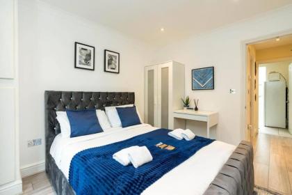 stylish 2bed with sky window