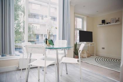 stylish 2bed with sky window - image 21