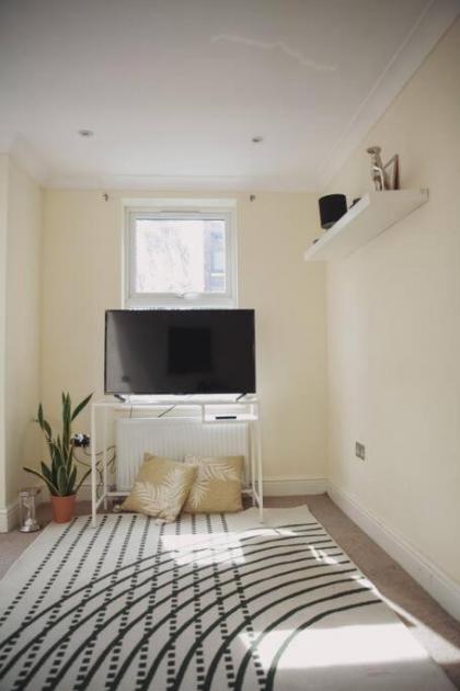 stylish 2bed with sky window - image 22