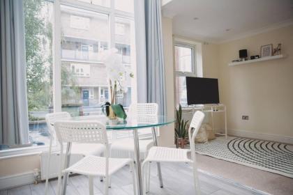 stylish 2bed with sky window - image 24