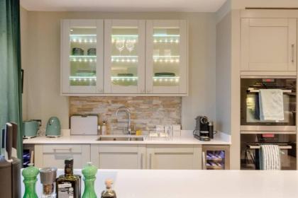 Elegant 1BD Flat in the Heart of Notting Hill! - image 17
