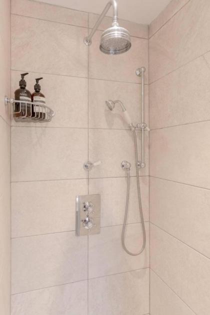 Elegant 1BD Flat in the Heart of Notting Hill! - image 23