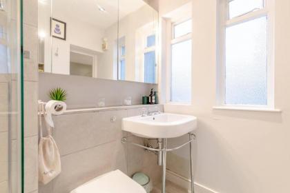 Elegant 1BD Flat in the Heart of Notting Hill! - image 25