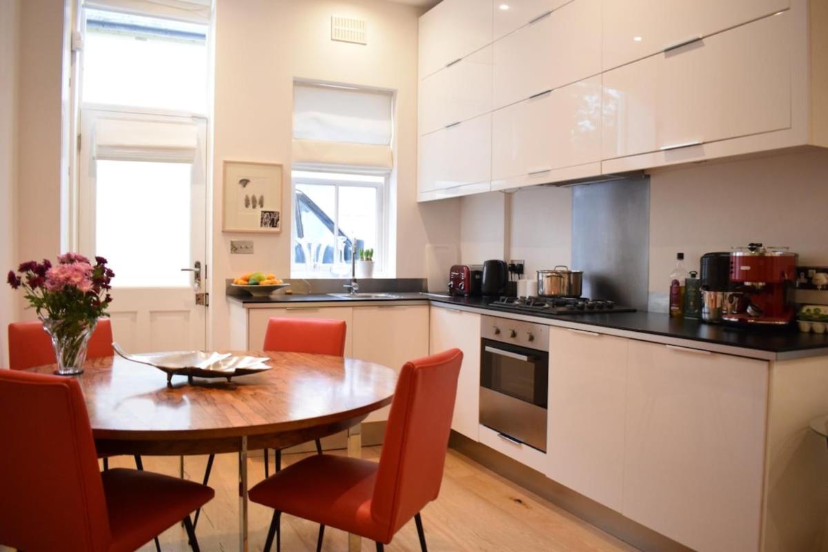 Chic 1BD Flat - 11mins to Holland Park Kensington - main image