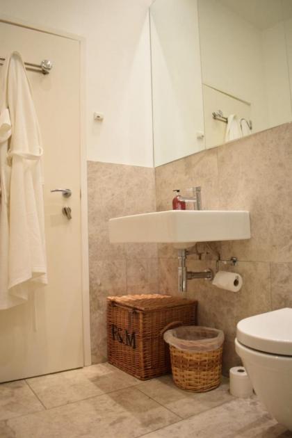 Chic 1BD Flat - 11mins to Holland Park Kensington - image 10