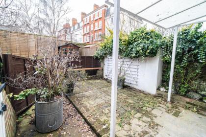 One-bed flat Angel Islington - image 11