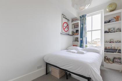 Charming 2BD Hideaway - Caledonian Road Camden! - image 10