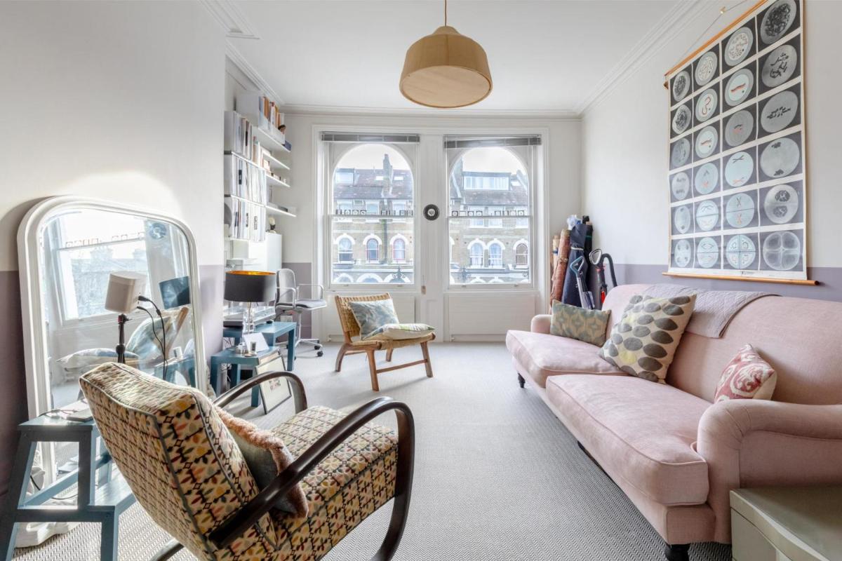 Charming 2BD Hideaway - Caledonian Road Camden! - image 3