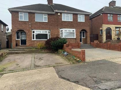 Immaculate Contractor Friendly House in London