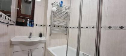 4-Bed Apartment in Central London - image 8