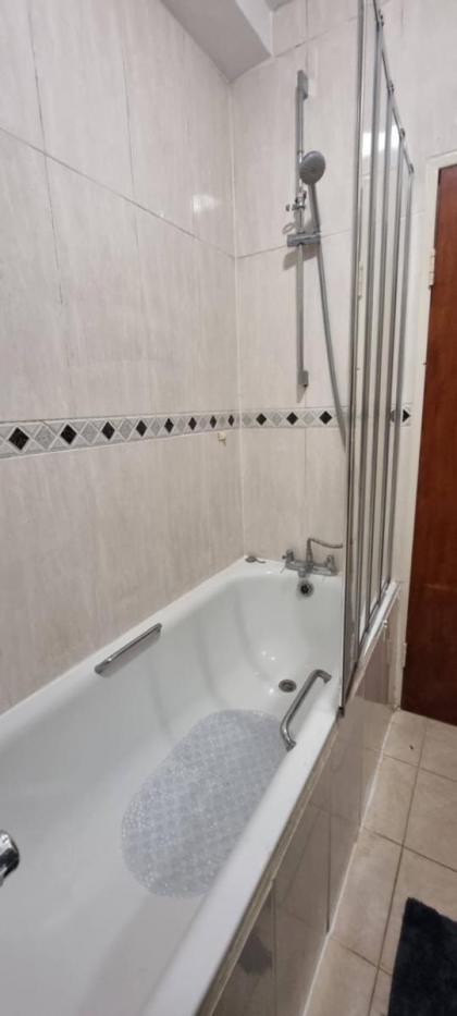 4-Bed Apartment in Central London - image 9