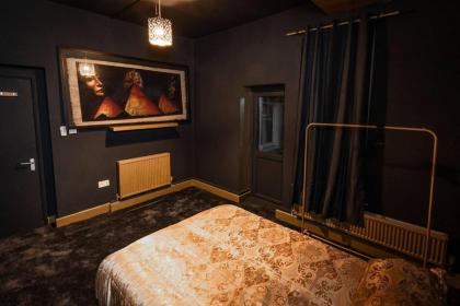 Beautiful 2-Bed Haven In Chelsea - image 11