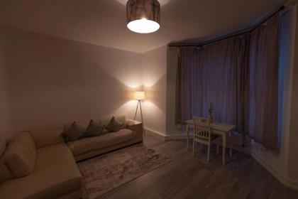 Beautiful 2-Bed Haven In Chelsea - image 5