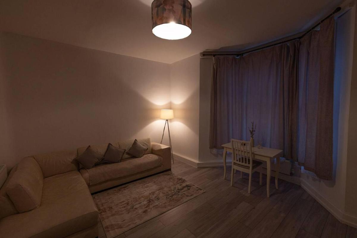 Beautiful 2-Bed Haven In Chelsea - image 5