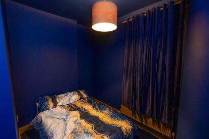 Beautiful 2-Bed Haven In Chelsea - image 9