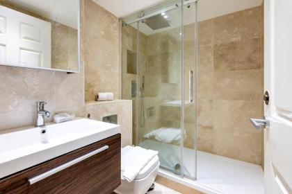 Stunning 2-bedroom-hosted by Sweetstay - image 20