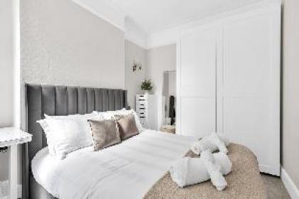 Prime location unique 3 bed flat - image 10