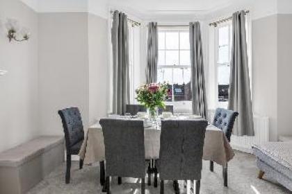 Prime location unique 3 bed flat - image 14