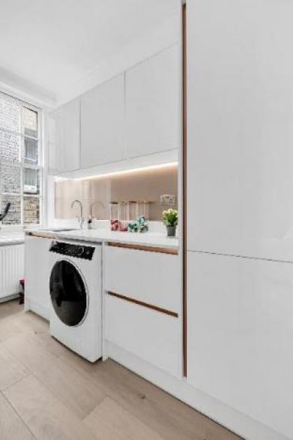 Prime location unique 3 bed flat - image 15