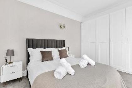 Prime location unique 3 bed flat - image 2