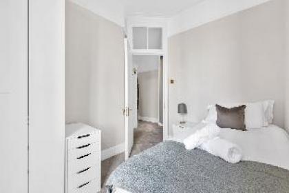 Prime location unique 3 bed flat - image 6