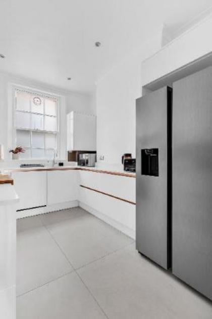 Prime location unique 3 bed flat - image 9